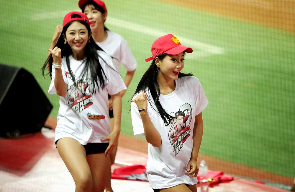 SK Wyverns Cheerleaders Will Cheer the Team Even Without Fans in Stands